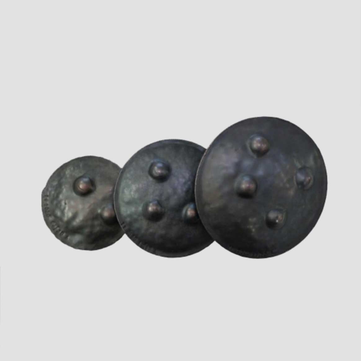 3 Pesttaler, Schutz vor Unbill Kupfer getrieben, patiniert in Filzumschlag in den Größen Ø 10cm und Ø 12,5cm